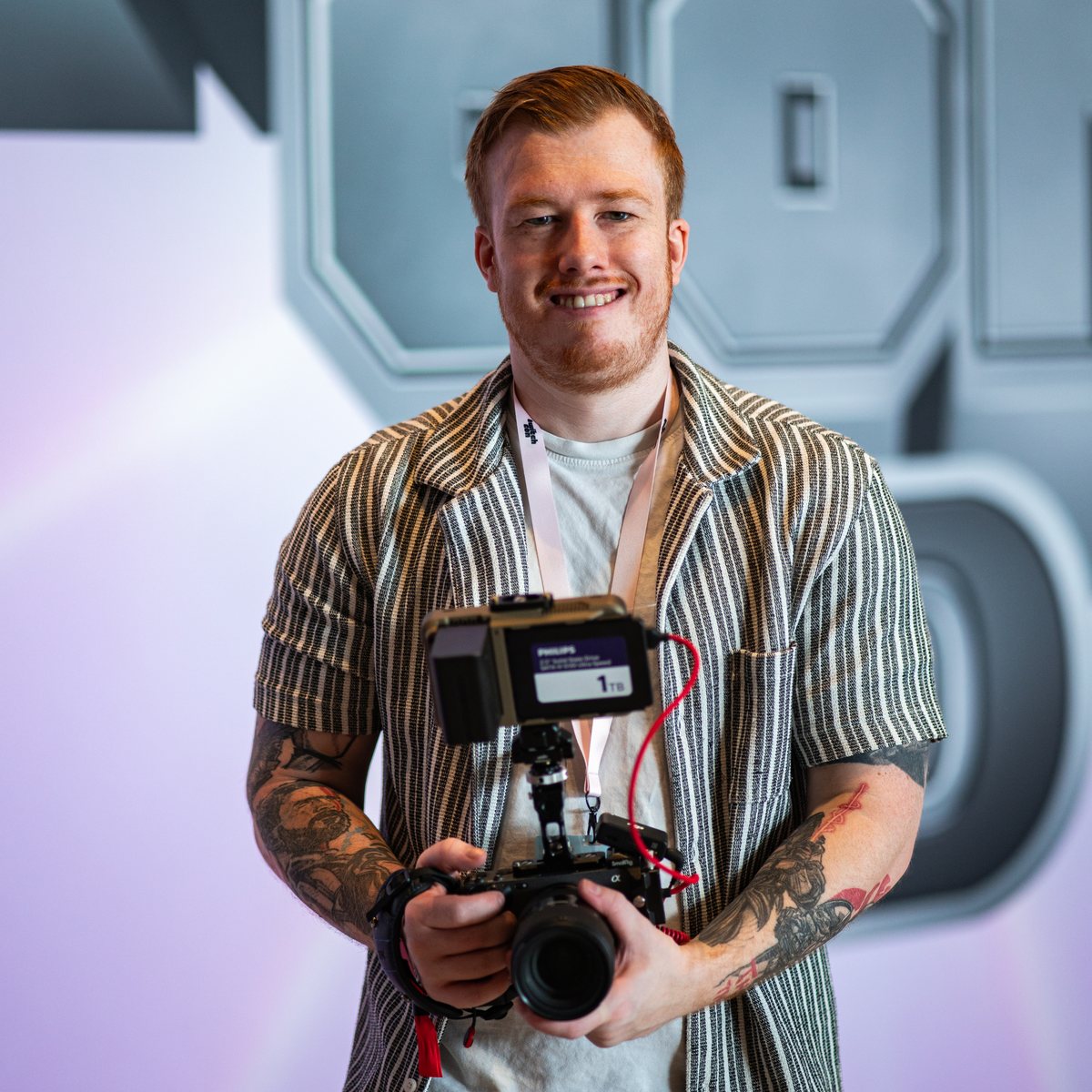 Dave Schreurs van Pixel Moods met een camera in zijn handen